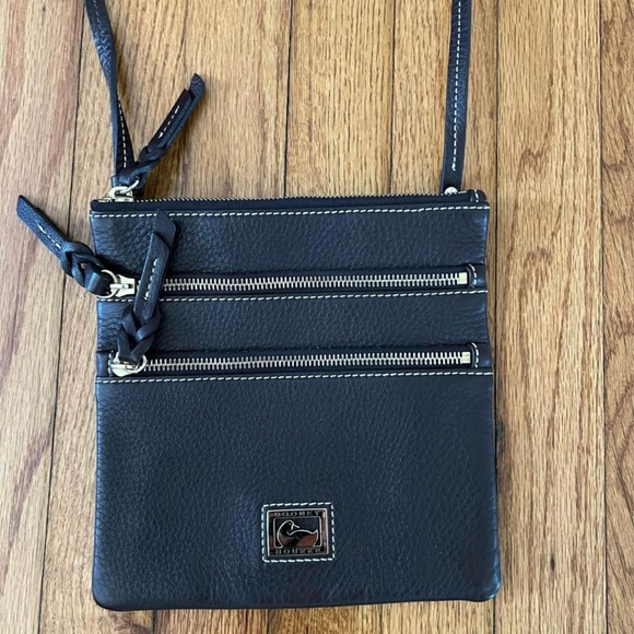 BRAND NEW Dooney & Burke Leather Pebble Grain Crossbody Bag - Picture 2 of 3